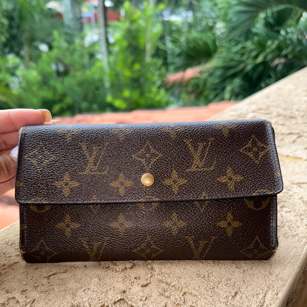 (1) LOUIS VUITTON LONG MONOGRAM WALLET